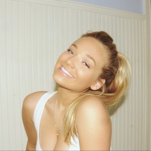 Meet your Posher, Avery - Picture 1 of 3